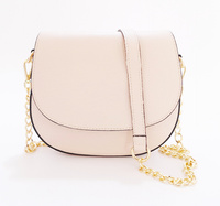 Beżowa listonoszka ze skóry na łańcuszku